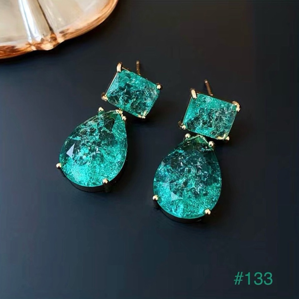 ** ✨ Stunning 18K Gold Vibrant Emerald Green Crackle Drop Teardrop Earrings ✨**